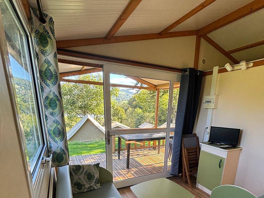 Camping Lac de Saint-Point Lamartine - Chalet 4 personen - Chalet Standard 28m² - 2 Zimmer - überdachte Terrasse in Mouthe-Lac et Mont d’Or, Doubs