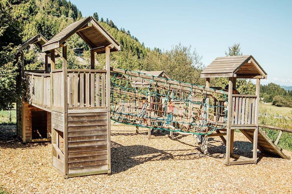 Schönes alleinstehendes Ferienhaus mit Tv, Innenhof, Haustiere erlaubt, Panoramablick und Parkplatz in Gruyères, Kanton Freiburg