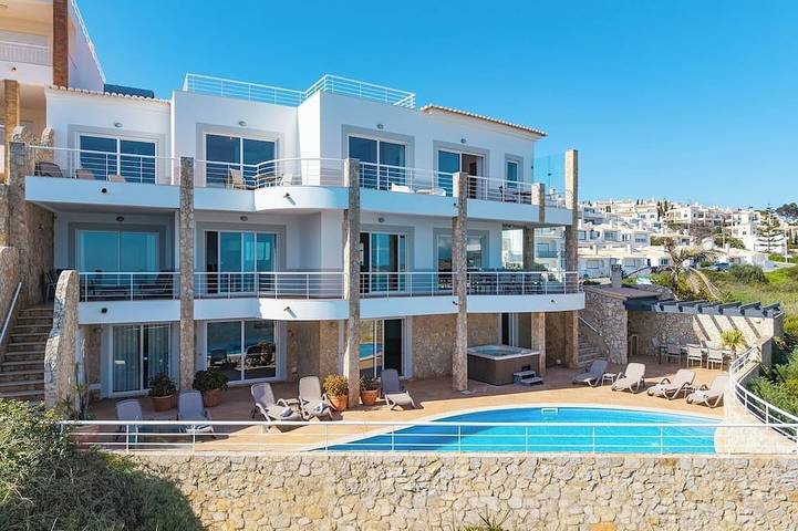 Holiday rental for 12 people, with hot tub and garden in Salema
