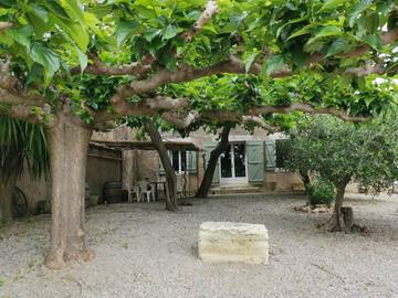Gîte pour 6 personnes, avec vue ainsi que jardin et piscine, animaux acceptés à Loupian