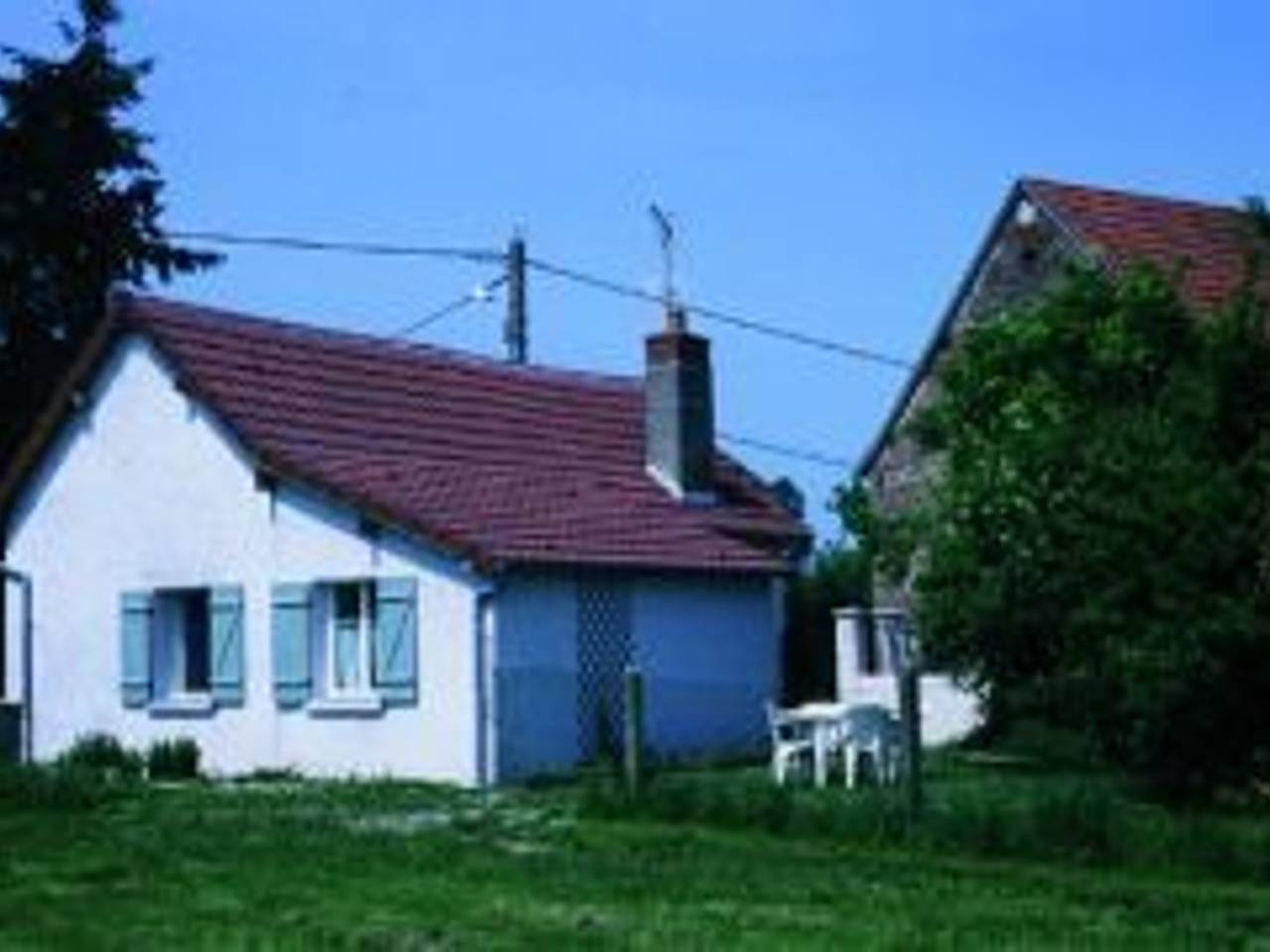 2-bedroom house with enclosed garden in Sologne, pets allowed in Aurouër, Allier
