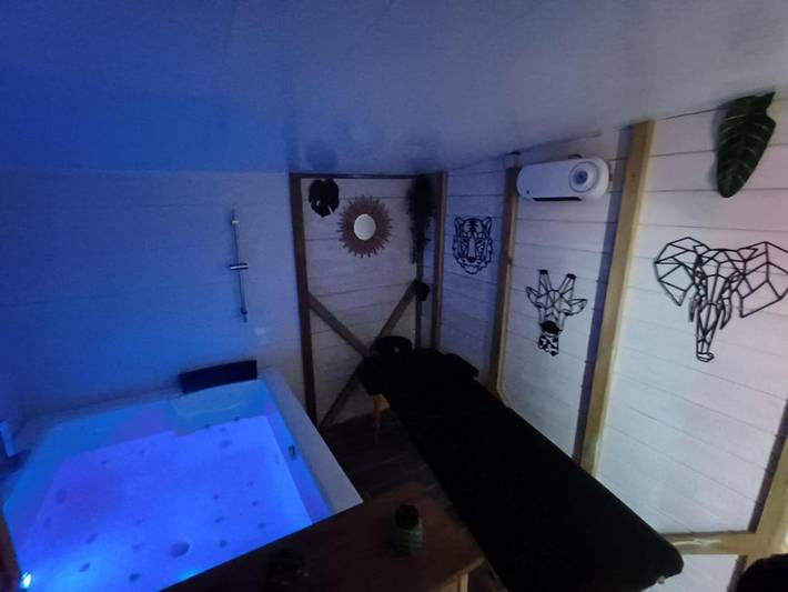 Gîte pour 2 personnes, avec Balcon et Jacuzzi ainsi que Terrasse et Jardin dans Winnezeele