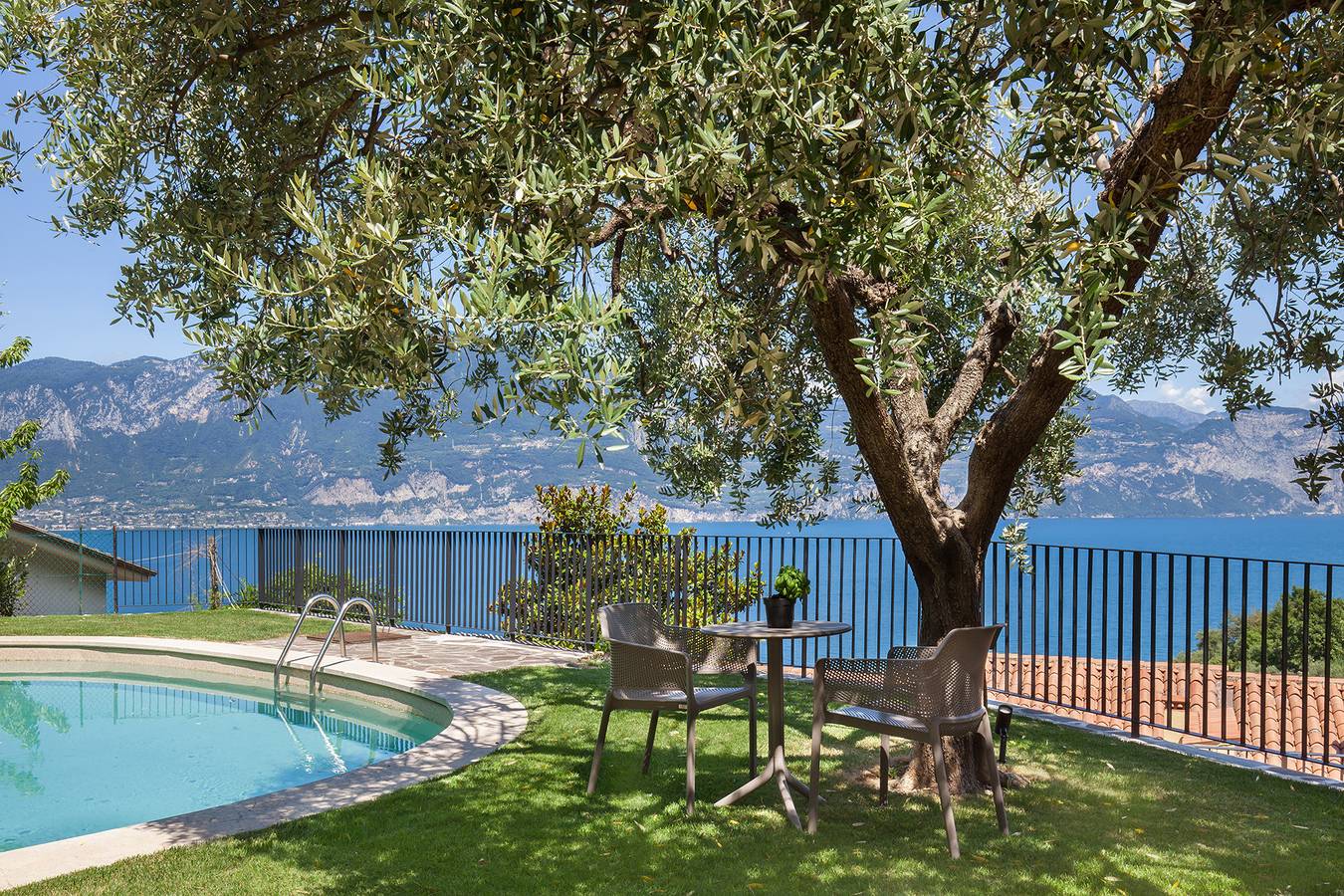 Villa Ama with Private Pool in Brenzone, Gardasee-Berge