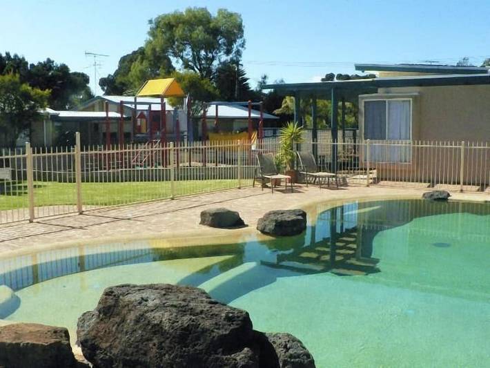 Holiday rental for 4 people, with pool and garden as well as balcony in Philip Island