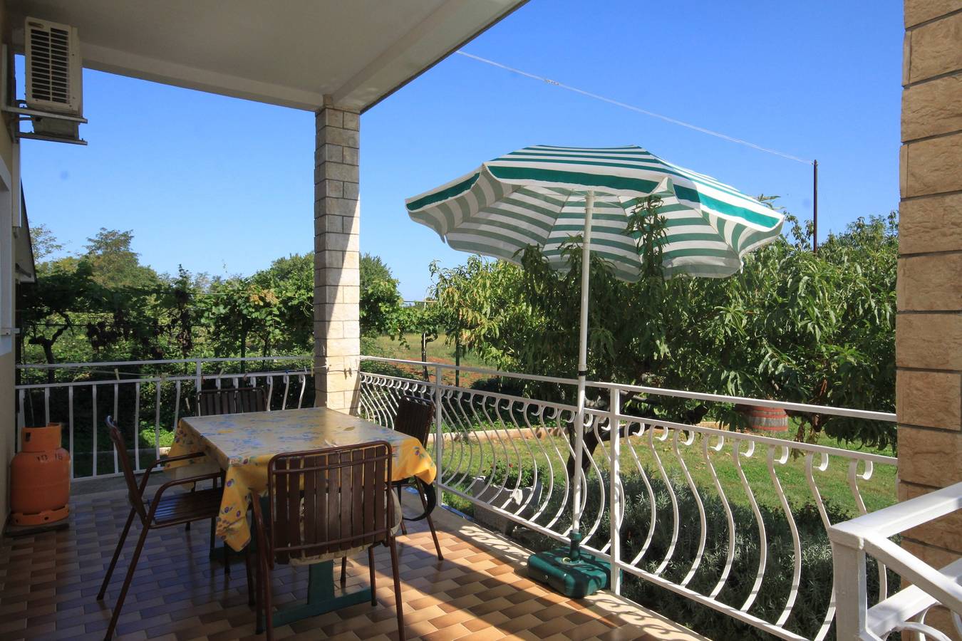 Ganze Wohnung, 2-Zimmer-Ferienwohnung mit Terrasse Basanija, Umag A-7149-b in Umag, Umag und Umgebung