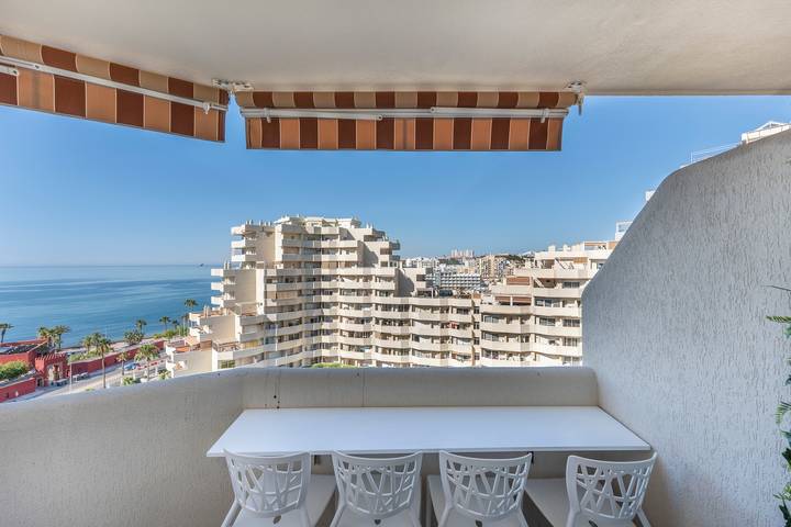 Entire studio, 'Benal Beach Sea View' Studio with Pool, Wi-Fi, and Air Conditioning in Torrequebrada, Benalmádena