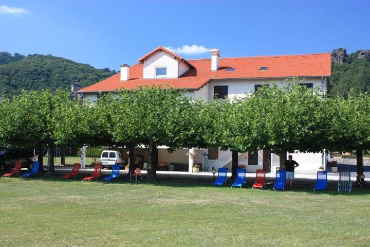 Hôtel pour 4 personnes, avec Terrasse et Piscine à Polminhac