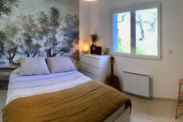 Location de vacances pour 5 personnes, avec terrasse ainsi que jardin et piscine à Châteauneuf-le-Rouge - 2