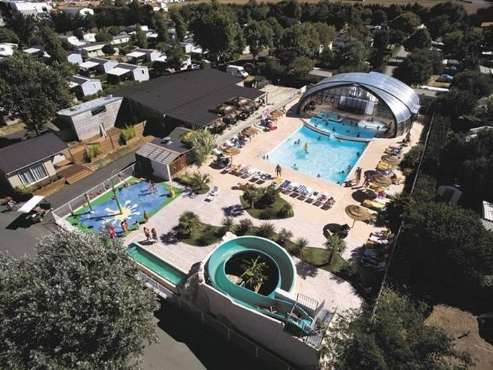 Camping pour 2 personnes, avec Terrasse et Jacuzzi ainsi que Piscine et Sauna