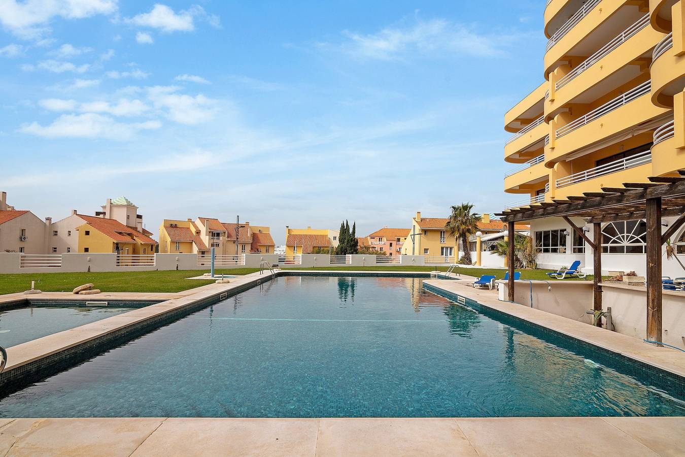 Entire apartment, Apartment 'Marina Mar' with Shared Pool, Wi-Fi and Air Conditioning in Vilamoura, Quarteira