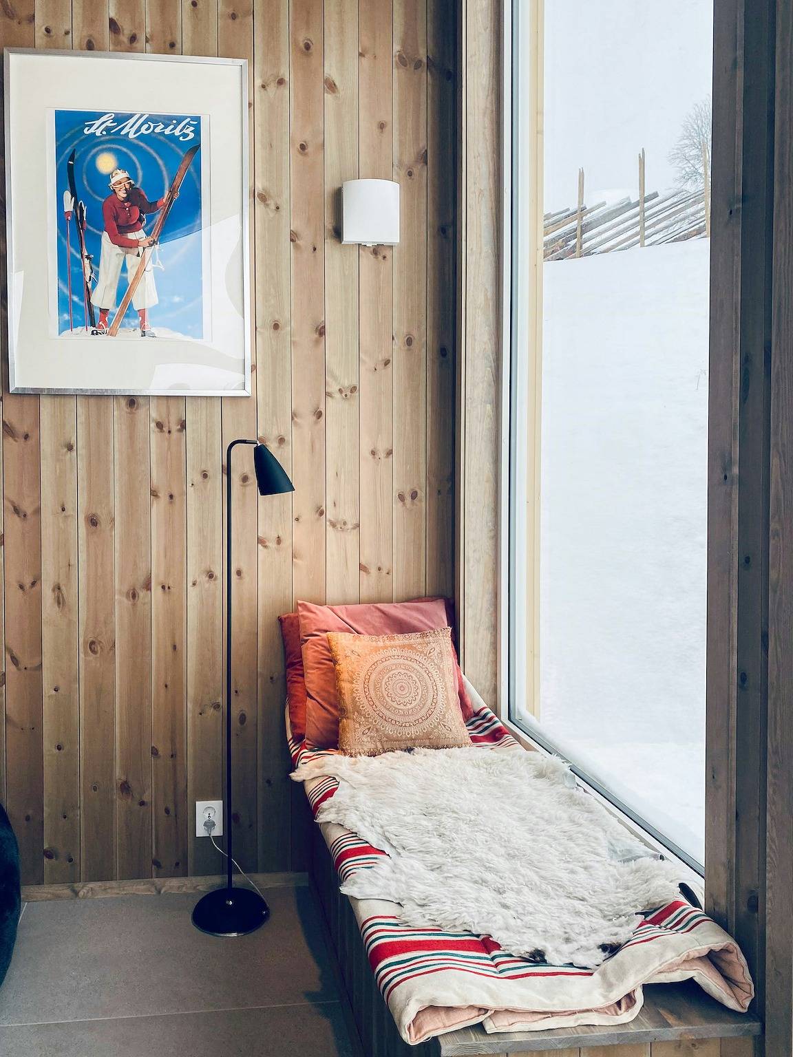 Traditionelle Hütte mit Nebengebäude in den Bergen in Gol