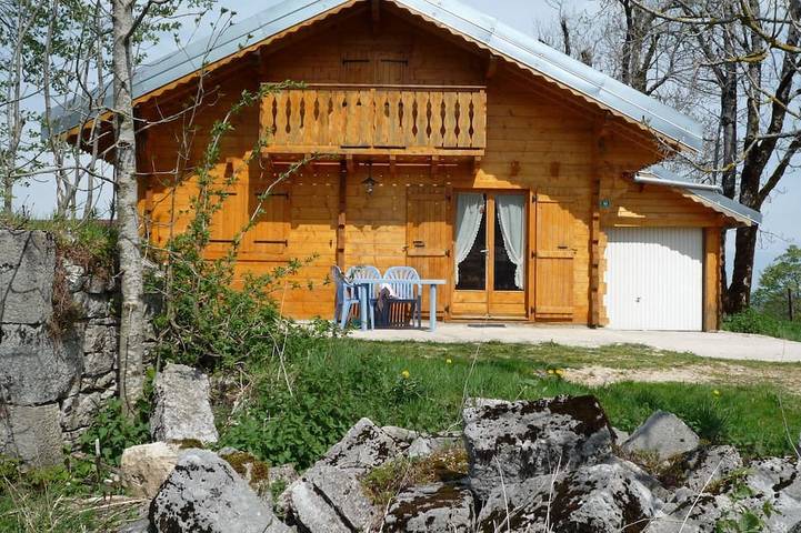 Gîte pour 6 personnes, avec Balcon et Jardin à Cerniébaud