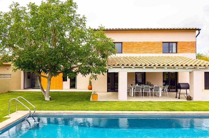 Casa rural para 13 personas, con Balcón y Terraza además de Jardín y Piscina en Vall-llobrega