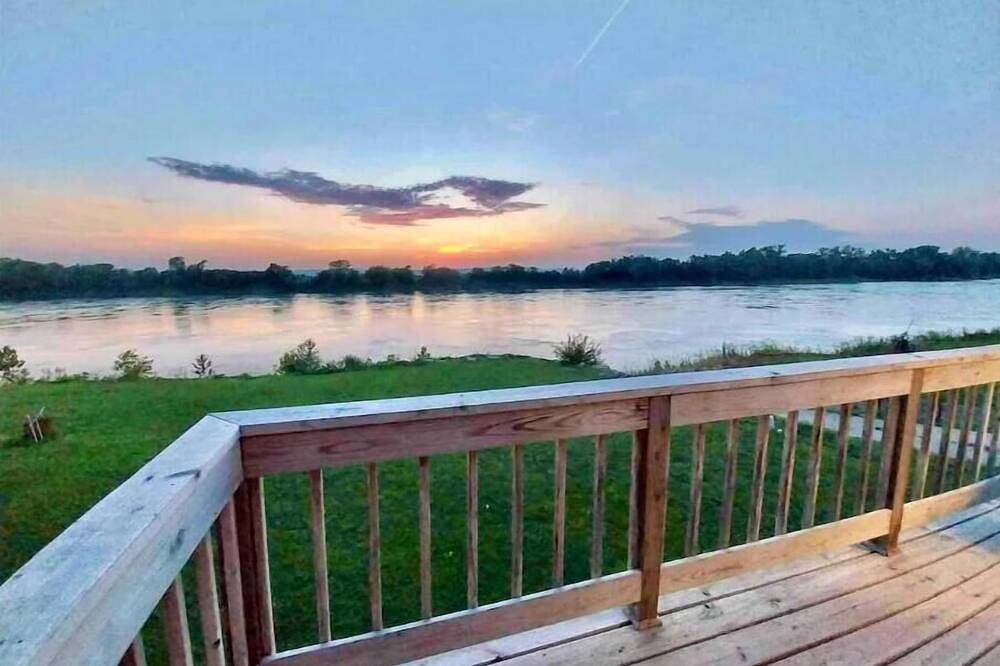 Riverfront 2 bdrm Jacuzzi Cabin w/ Sunset Balcony in St. Joseph, Missouri