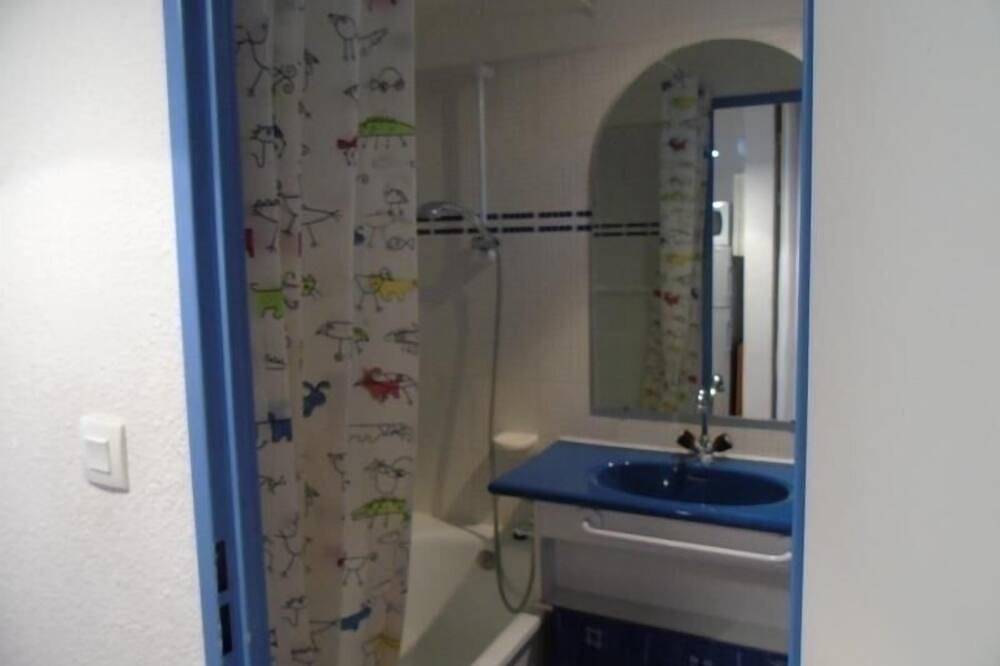 Entire apartment, Cozy 2-Room Mezzanine Apartment for 4 near Ski Lifts and Shops, South-Facing Balcony in Valfréjus, Modane