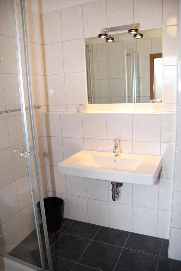 Single Room with Bathroom in Baunatal, Hessisches Bergland