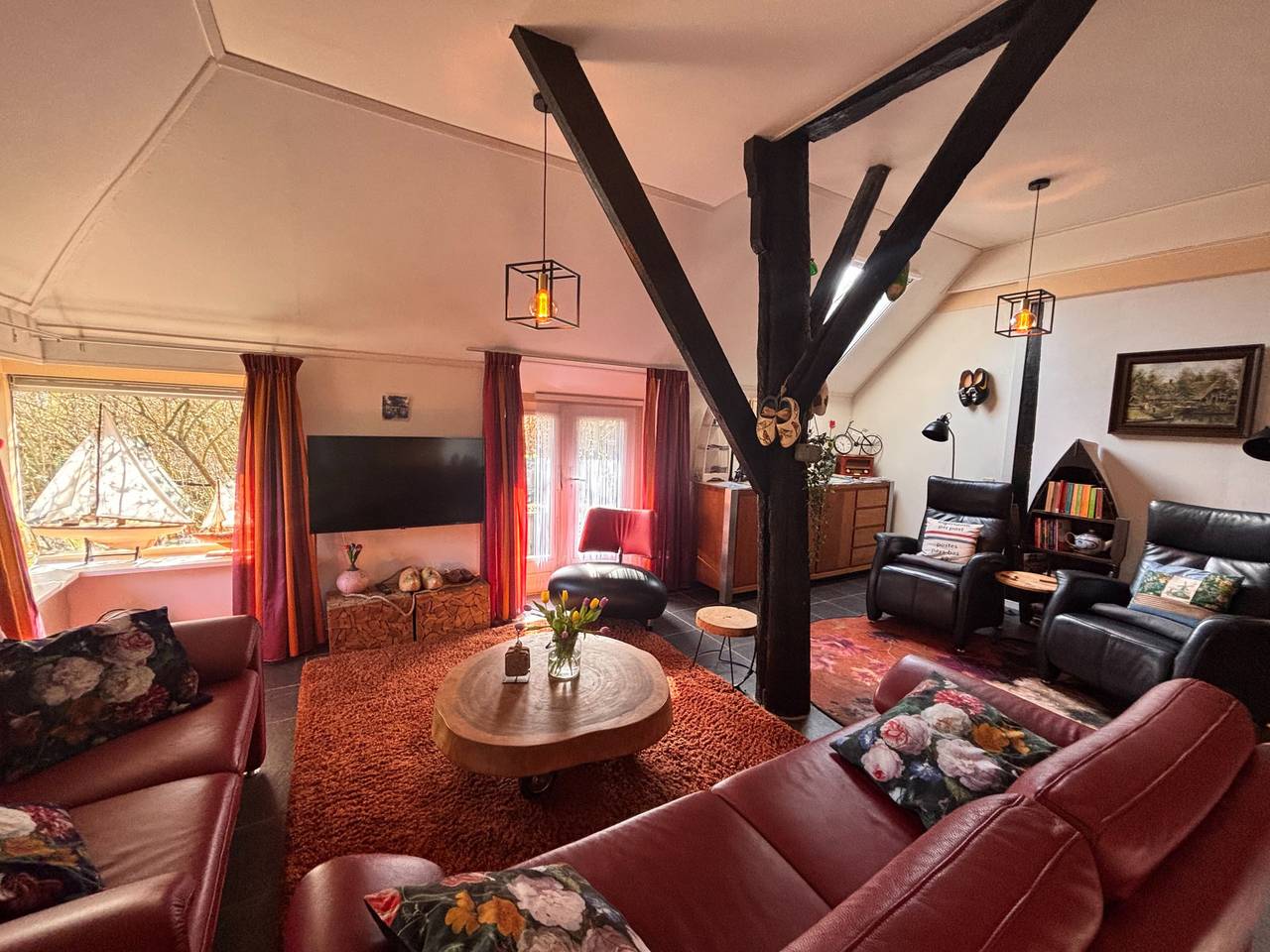 Charmantes 6-Personen-Ferienhaus mit Whirlpool und Sauna, direkt am Wasser in Giethoorn in Giethoorn, Nationalpark Weerribben-Wieden