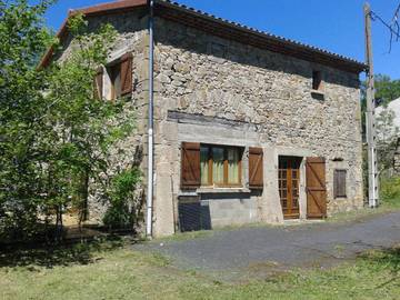 Gîte pour 8 personnes, avec terrasse ainsi que vue et jardin à Cunlhat