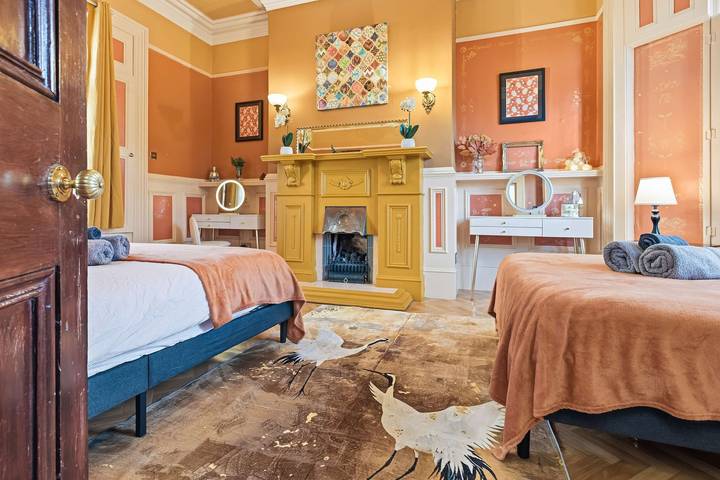 Villa for 16 people in Manchester