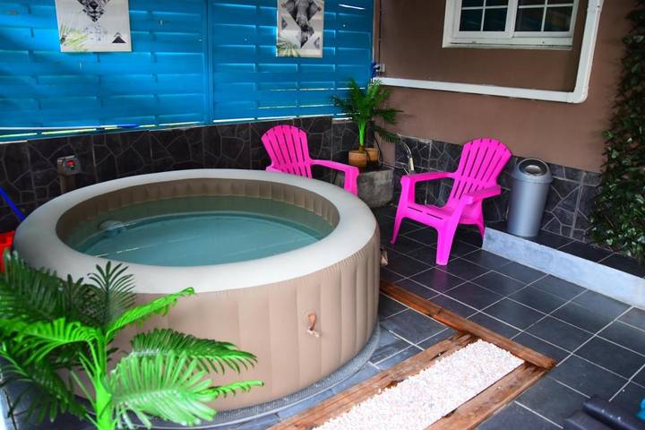 Location de vacances pour 2 personnes, avec jacuzzi ainsi que jardin et piscine à Le Robert - 4