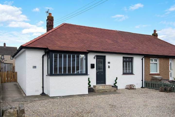 Log cabin for 6 people, with garden, with pets in Seahouses