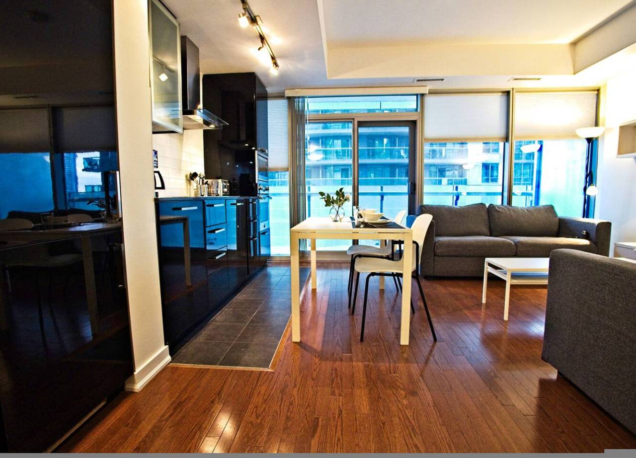 Entire apartment, 1Br Condo w/ Balcony/Pool/Gym in Toronto, Lake Ontario (Canada)