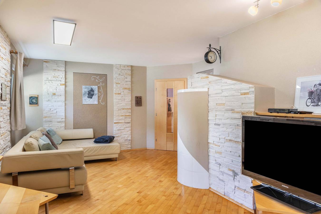 Entire apartment, Apartment 'Große Wohnung Mit Garten' with Mountain View, Private Terrace and Wi-Fi in Stubai Alps, Völs