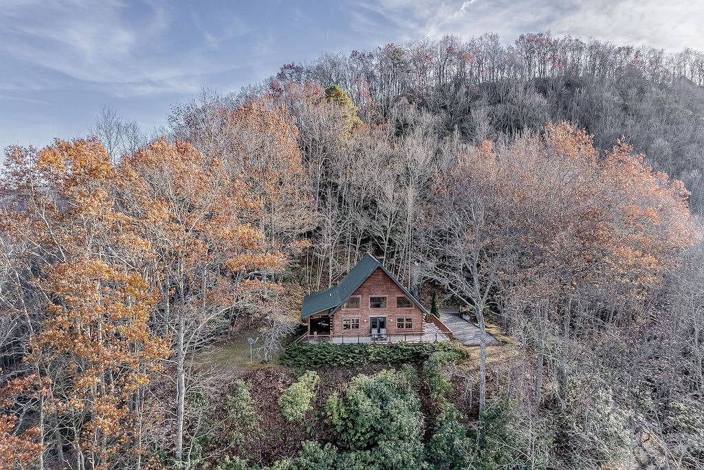 Log cabin with amazing mountain views, pool table, movie room & fireplace in Jackson County