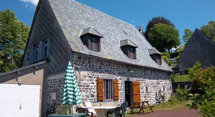 Gîte pour 6 personnes, avec terrasse ainsi que jardin et piscine, animaux acceptés à Murat-le-Quaire