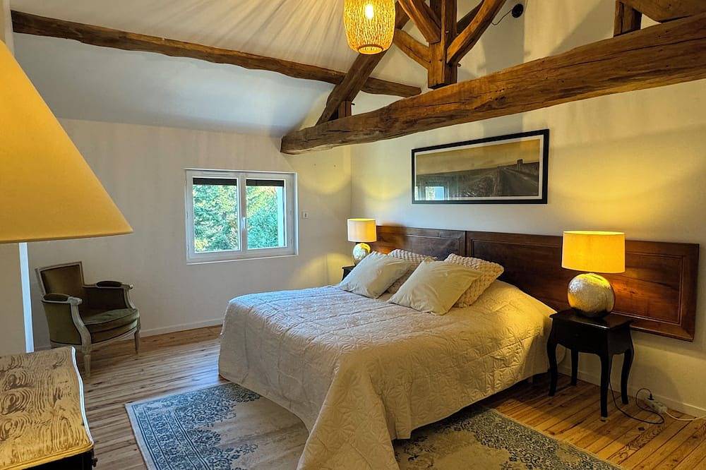 Comfortable stone house with swimming pool between Bordeaux and Saint-Emilion in Beychac-et-Caillau, Región de Burdeos