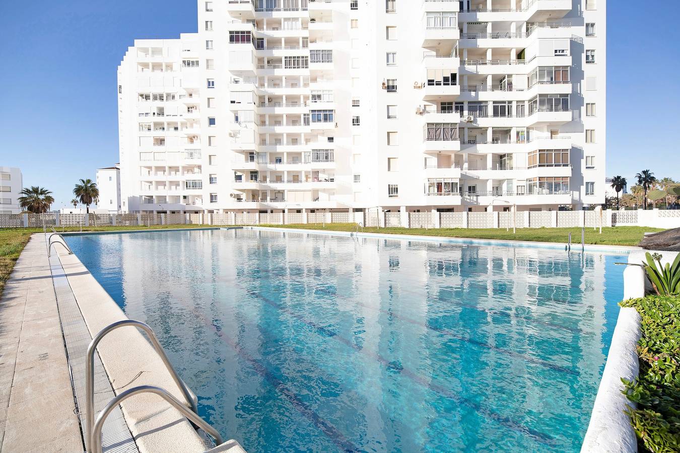 Appartement entier, Appartement '1a Linea Valdelagrana' avec vue sur la mer, piscine partagée et Wi-Fi in Valdelagrana, El Puerto de Santa María