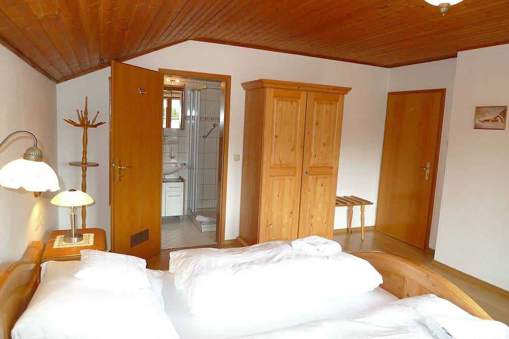 New apartment 40m², shower/toilet, quiet location, hiking trails from the house in Weissbach an der Alpenstrasse, Schneizlreuth