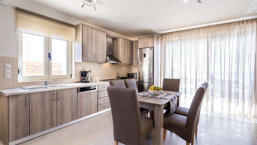 Location de vacances pour 9 personnes, avec piscine et jardin dans Triopetra - 3