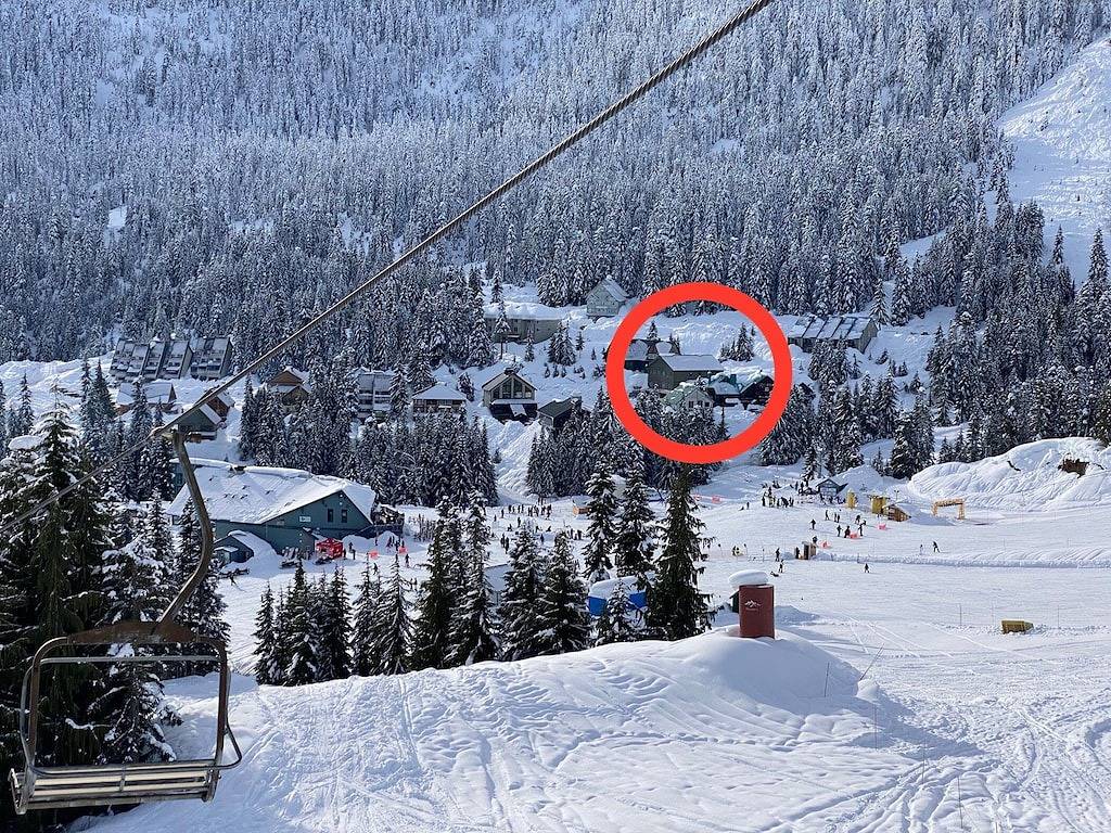 Green Giant A - Luxury mountain retreat 6 bdr, ski in/out, 9 pers hot tub, in Fraser Valley Regional District