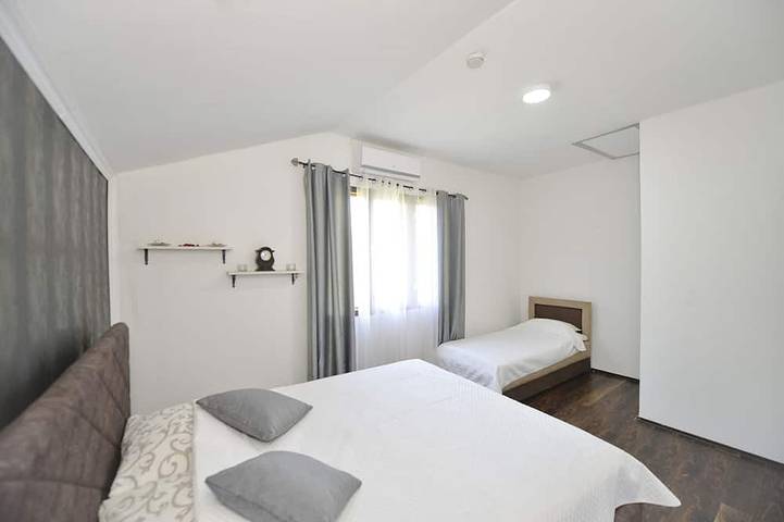 Villa für 8 Personen, mit Balkon und Whirlpool sowie Garten und Sauna in Montenegro - 3
