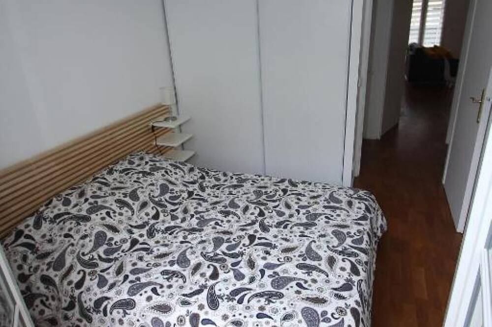 Entire apartment, Apartment facing Vallée Village - very close to Disneyland in Serris, Seine-et-Marne