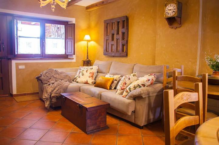Casa rural con Spa (Jacuzzi y Sauna) ideal para grupos y rutas de senderismo/Btt in Braojos de la Sierra, Provincia de Madrid