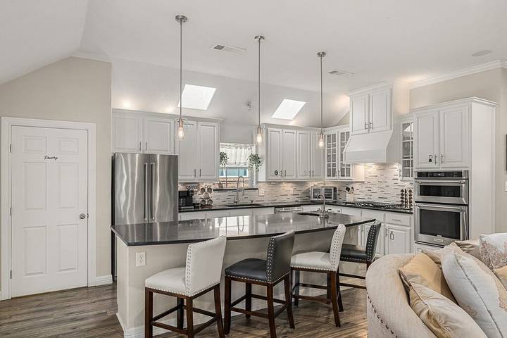 Vacation rental for 8 people, with yard and hot tub in Irving