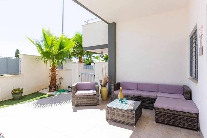 Bungalow para 4 personas, con piscina además de jardín y balcón en Orihuela