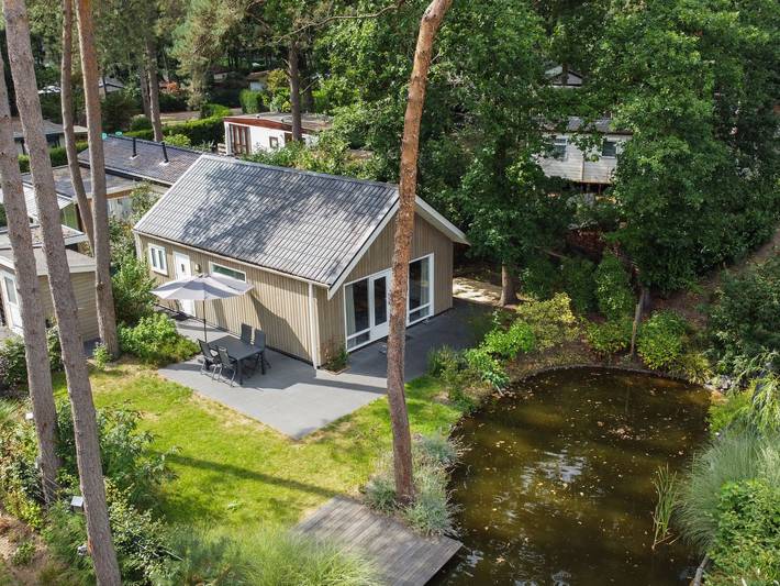 Chalet voor 4 personen, with kinderzwembad and terras as well as uitzicht op het meer, met huisdier in Hoenderloo
