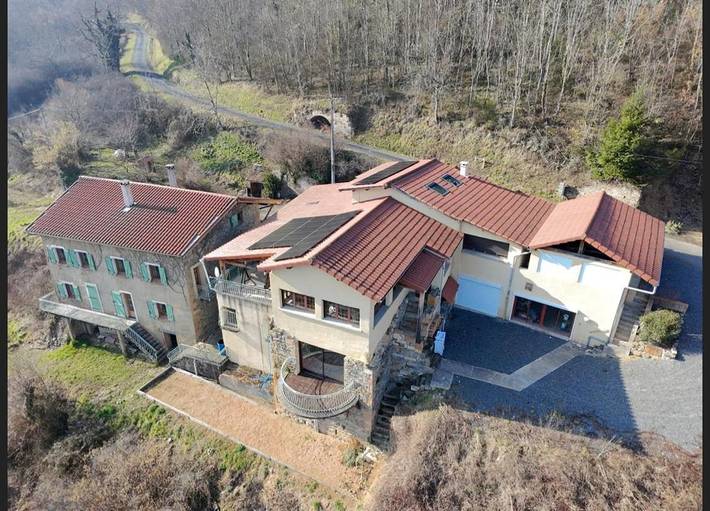 Location de vacances pour 10 personnes, avec jardin ainsi que vue et piscine, animaux acceptés à Vaux-en-Beaujolais - 2