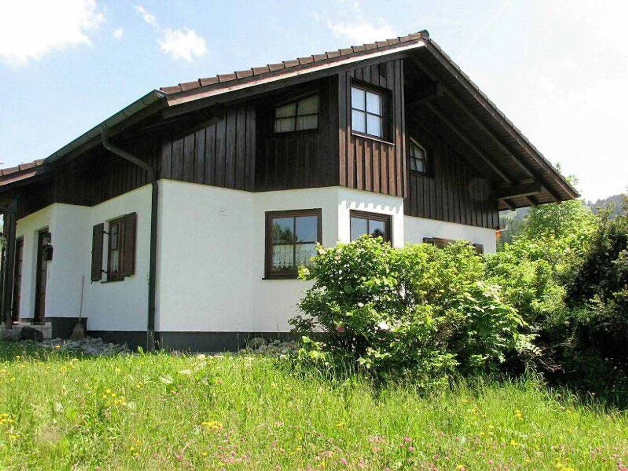 Ferienhaus Untere Gamssteige im Feriendorf Reichenbach - Geräumiges Ferienhaus mit Bergblick auf drei Etagen in Nesselwang, Bayerisch Schwaben