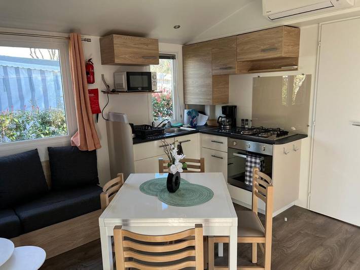 Location de vacances pour 8 personnes, avec Jacuzzi et Terrasse ainsi que Jardin et Piscine à Gastes