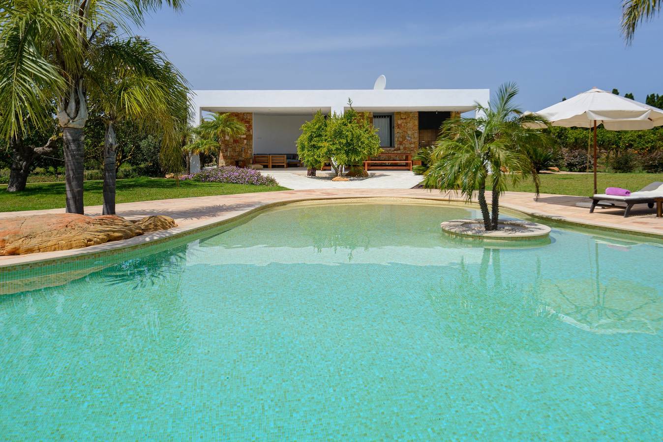 Belle villa "Can Cosmi" avec Wi-Fi, piscine, terrasses, jardin et balcon in Santa Eulària des Riu, Côte d’Ibiza