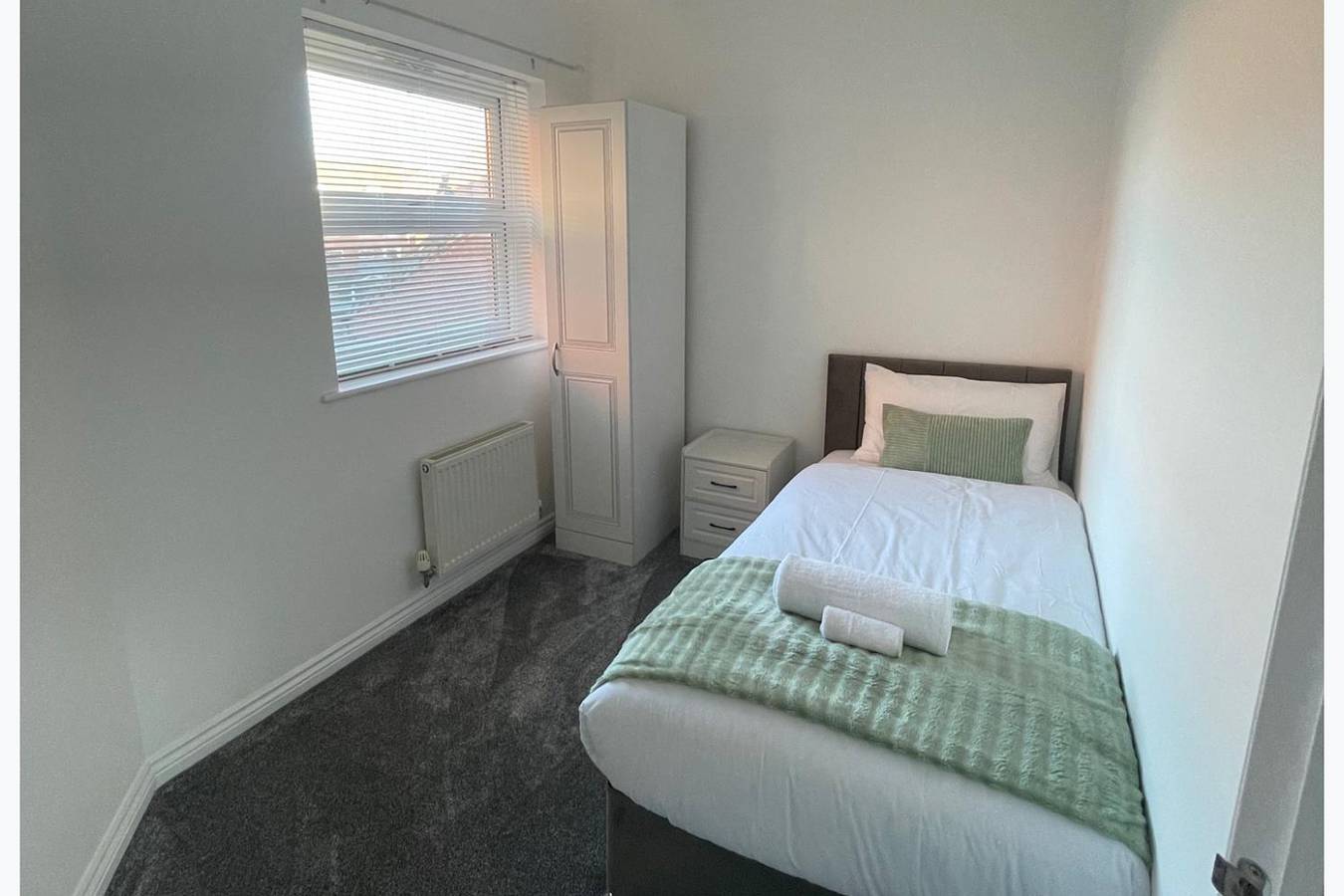 3-bed-Sleeps 5 with Garden and Parking in Corby, Northamptonshire