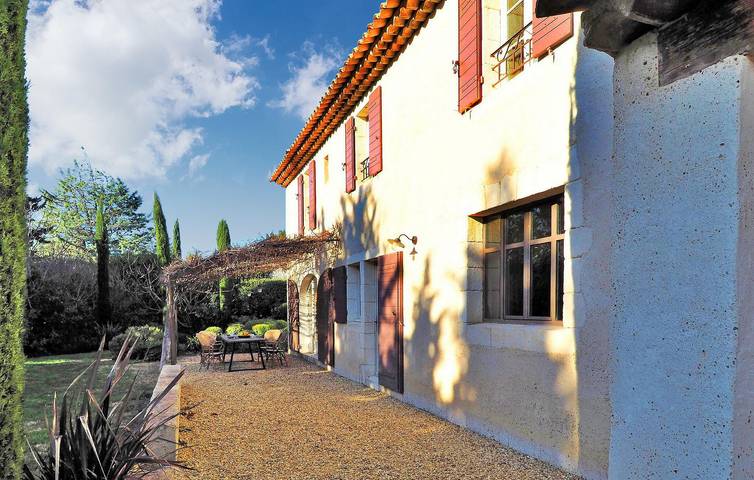 Appartement au bord de la piscine avec terrasse et cuisine, 300m du restaurant, 1.5km du centre ville in Paradou, Région d'Arles