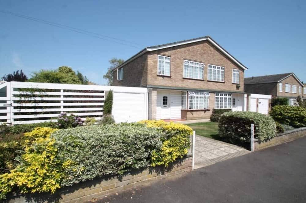 Beautiful 3 Bedroom Home in Staines Private Parking, Garden, Near Heathrow in Spelthorne, Surrey