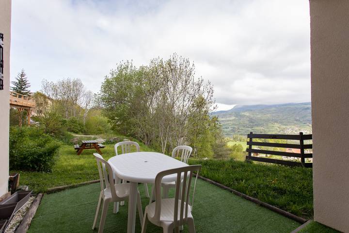 Ganze Wohnung, Ferienwohnung für 4 Personen mit Terrasse in Saint-Léger-les-Mélèzes, Nationalpark Écrins