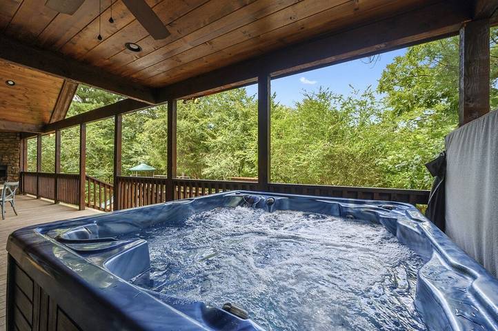 Glamping for 8 people, with balcony and yard as well as hot tub, with pets in Oklahoma