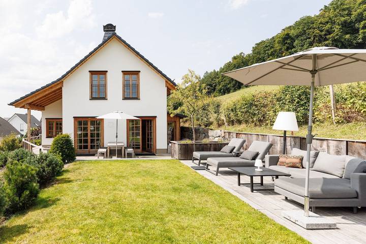 Chalet für 8 Personen, mit Terrasse und Garten sowie Sauna und Ausblick in Schmallenberg